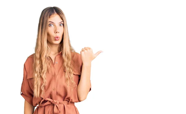 Hermosa Mujer Caucásica Con Cabello Rubio Con Mono Verano Sorprendido — Foto de Stock