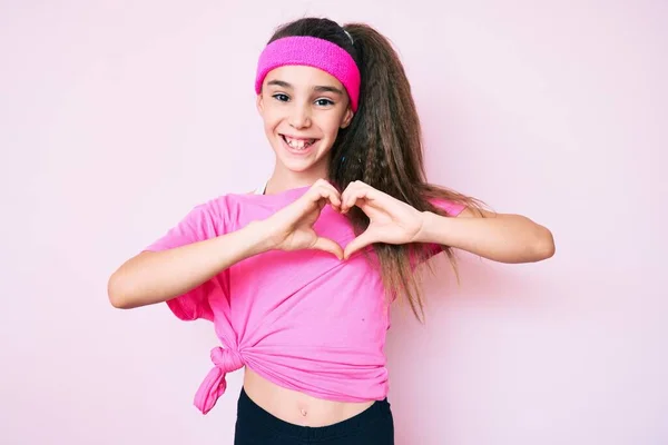 Carino Ispanico Bambina Indossa Abbigliamento Sportivo Sorridente Amore Mostrando Simbolo — Foto Stock