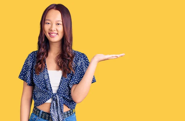 Jong Mooi Chinees Meisje Dragen Casual Kleding Lachend Vrolijke Presenteren — Stockfoto