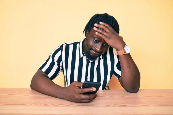 Jovem Afro Americano Com Tranças Usando Smartphone Sentado Mesa Estressado — Fotografia de Stock