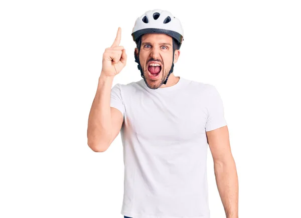 Pemuda Tampan Mengenakan Helm Sepeda Menunjuk Jari Dengan Ide Yang — Stok Foto