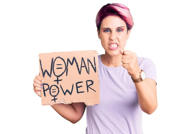 Joven Hermosa Mujer Con Pelo Rosa Sosteniendo Bandera Poder Mujer —  Fotos de Stock