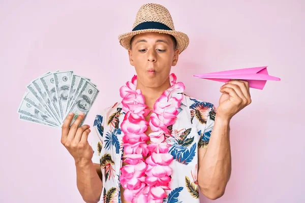 Junger Hispanischer Junge Sommer Stil Mit Dollars Und Papierflugzeug Der — Stockfoto