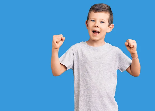 Cute Blond Kid Wearing Casual Clothes Screaming Proud Celebrating Victory — Stock Photo, Image