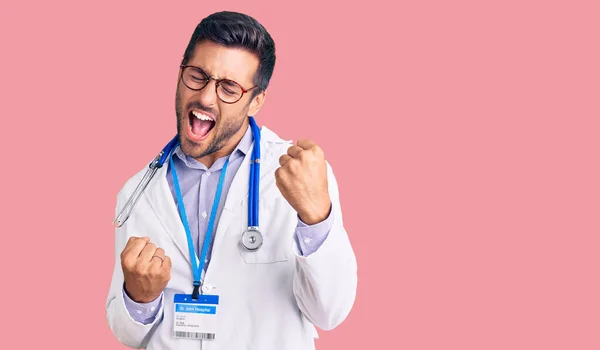 Junger Hispanischer Mann Arztuniform Und Stethoskop Feiert Überrascht Und Erstaunt — Stockfoto