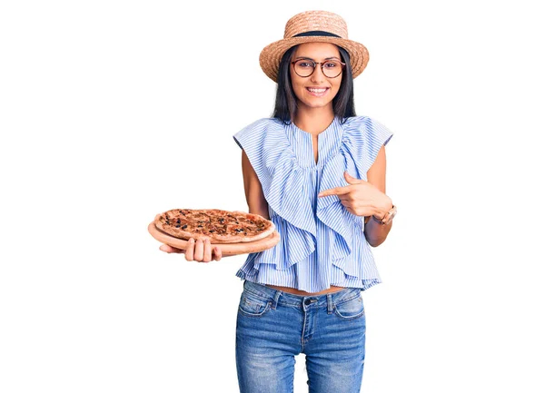 Young Beautiful Latin Girl Wearing Summer Hat Glasses Holding Pizza — ストック写真