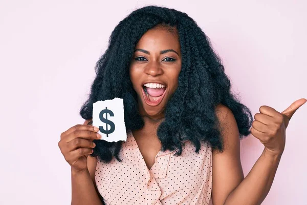 Hermosa Mujer Africana Sosteniendo Papel Símbolo Del Dólar Apuntando Pulgar —  Fotos de Stock