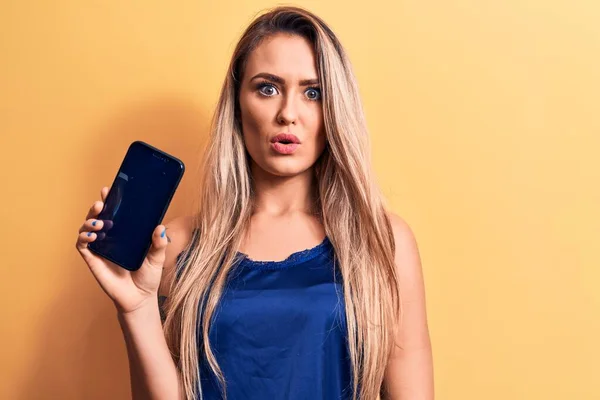 Jovem Bela Mulher Loira Segurando Smartphone Mostrando Tela Sobre Fundo — Fotografia de Stock