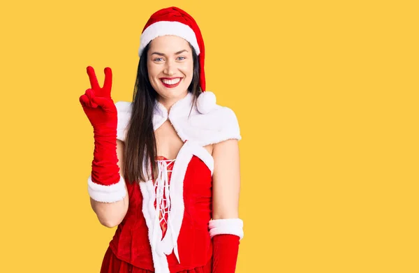Genç Beyaz Kadın Noel Baba Kostümü Giyip Kameraya Bakıp Zafer — Stok fotoğraf