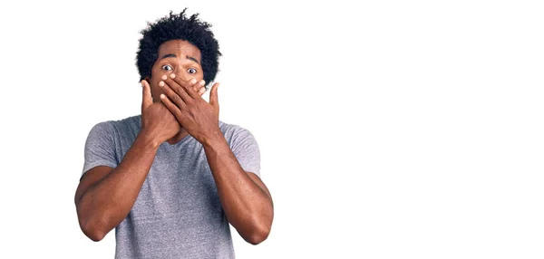 Hombre Afroamericano Guapo Con Pelo Afro Usando Ropa Casual Impactó — Foto de Stock