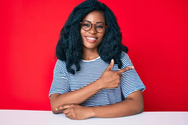 Schöne Afrikanische Frau Lässiger Kleidung Sitzt Auf Dem Tisch Und — Stockfoto