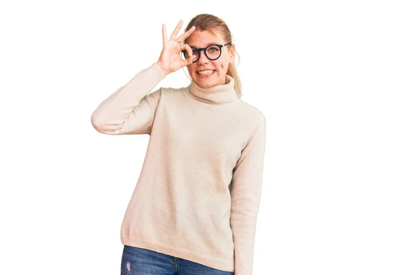 Młoda Piękna Blondynka Ubrana Sweter Golfem Okulary Robi Gest Uśmiechem — Zdjęcie stockowe