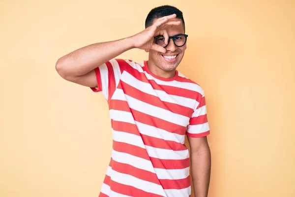 Jovem Homem Latino Bonito Vestindo Roupas Casuais Óculos Sorrindo Feliz — Fotografia de Stock