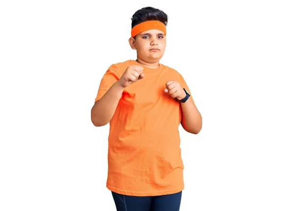攻撃的で怒りの攻撃 脅威と暴力のためにスポーツウェアのパンチング拳を身に着けている小さな男の子 — ストック写真