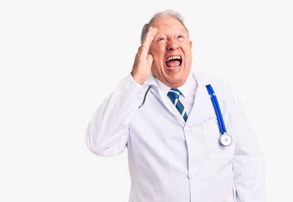 Starszy Przystojny Siwowłosy Mężczyzna Płaszczu Lekarskim Stetoskopie Krzyczący Krzyczący Głośno — Zdjęcie stockowe