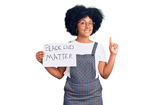 Joven Afroamericana Americana Sosteniendo Bandera Materia Vidas Negras Sorprendida Con — Foto de Stock