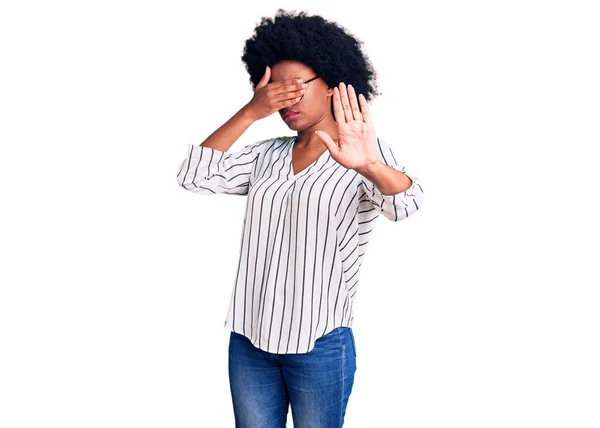 Mujer Afroamericana Joven Vestida Con Ropa Casual Gafas Cubriendo Los —  Fotos de Stock