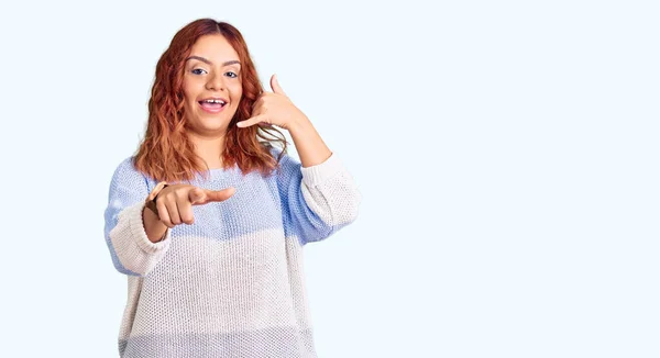 Mladá Latinská Žena Neformálním Oblečení Usmívá Mluví Telefonu Ukazuje Vás — Stock fotografie