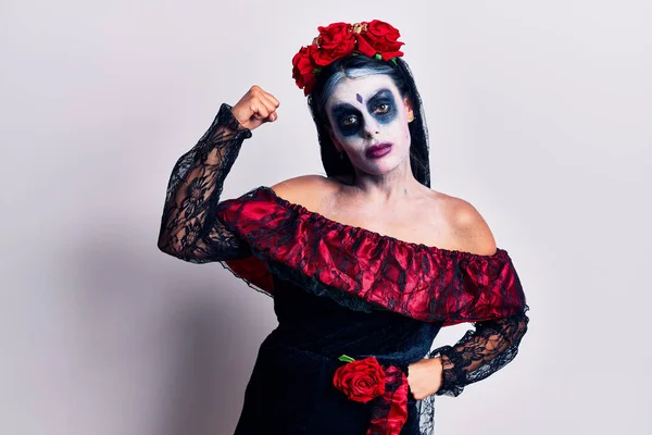 Jovem Mulher Vestindo Dia Mexicano Maquiagem Morta Pessoa Forte Mostrando — Fotografia de Stock