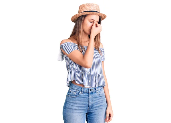 Joven Hermosa Chica Con Sombrero Camiseta Cansada Frotando Nariz Los — Foto de Stock