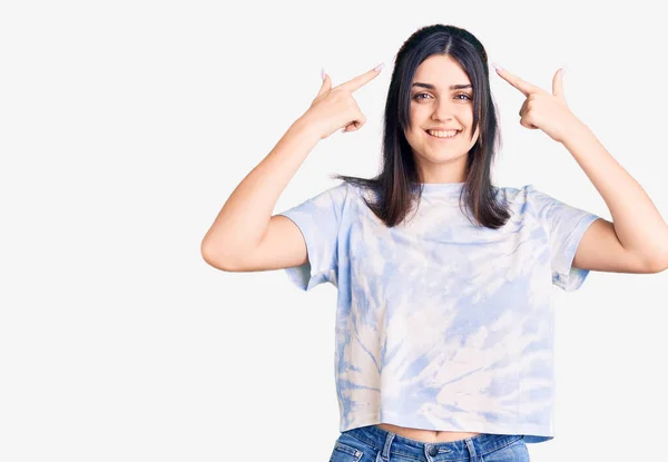 Joven Chica Hermosa Con Camiseta Casual Sonriendo Apuntando Cabeza Con — Foto de Stock