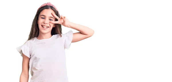 Menina Criança Hispânica Bonito Vestindo Camisa Branca Casual Fazendo Símbolo — Fotografia de Stock