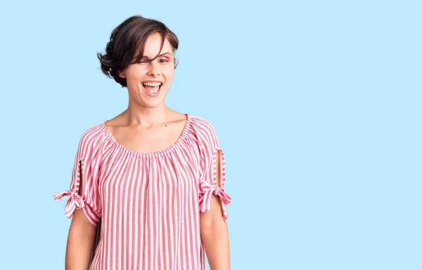 Belle Jeune Femme Aux Cheveux Courts Portant Des Vêtements Été — Photo