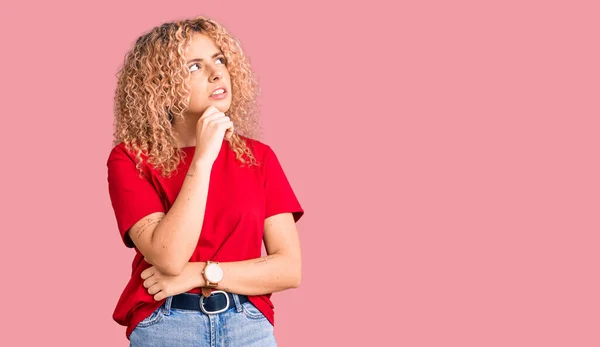 Jonge Blonde Vrouw Met Krullend Haar Dragen Casual Rood Tshirt — Stockfoto