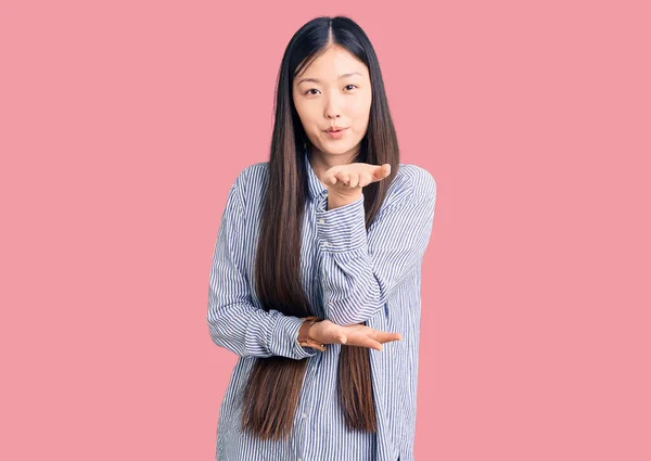 Jonge Mooie Chinese Vrouw Draagt Casual Shirt Kijken Naar Camera — Stockfoto