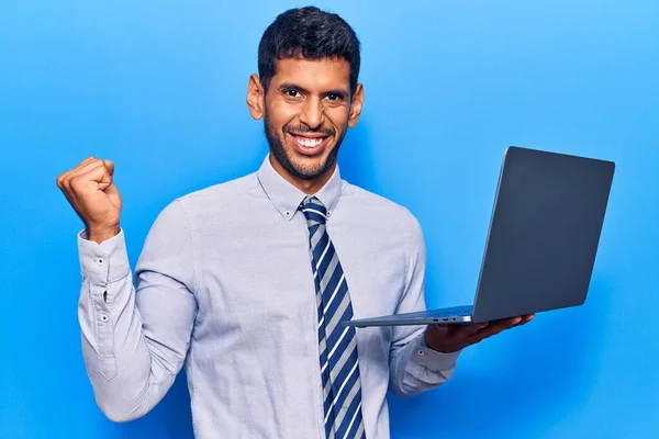 Jonge Latijn Man Met Laptop Viert Overwinning Met Vrolijke Glimlach — Stockfoto