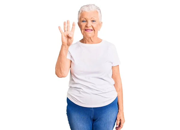 Mulher Bonita Sênior Com Olhos Azuis Cabelos Grisalhos Vestindo Camiseta — Fotografia de Stock