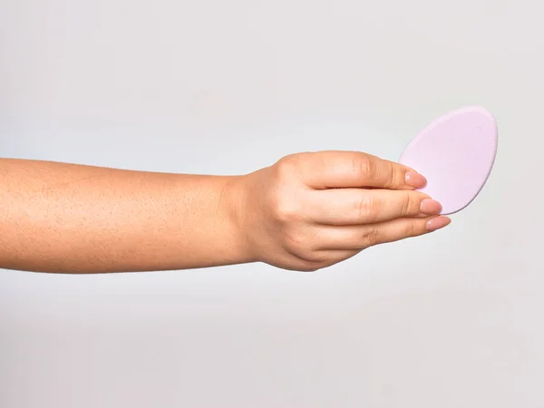 Χέρι Της Καυκασίας Νεαρή Γυναίκα Κρατώντας Ροζ Σφουγγάρι Μακιγιάζ Πάνω — Φωτογραφία Αρχείου