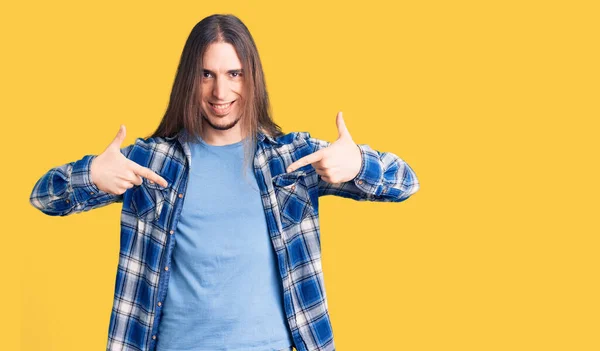 Homem Adulto Jovem Com Cabelos Longos Vestindo Camisa Casual Olhando — Fotografia de Stock