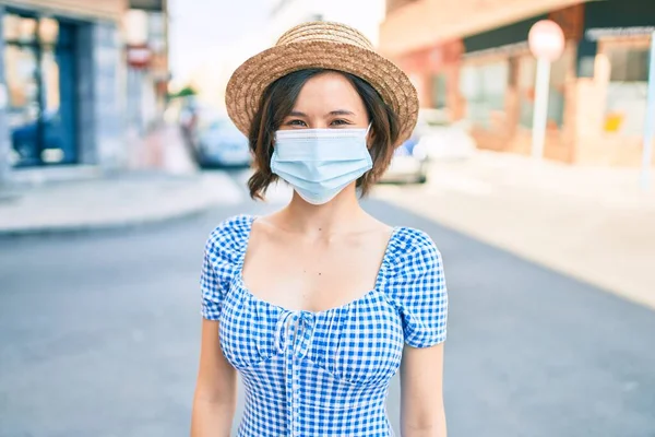 Νεαρό Όμορφο Κορίτσι Φορώντας Ιατρική Μάσκα Περπατώντας Στο Δρόμο Της — Φωτογραφία Αρχείου