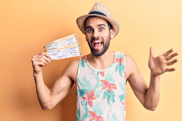 Joven Hombre Guapo Con Barba Llevando Sombrero Verano Sosteniendo Tarjeta —  Fotos de Stock