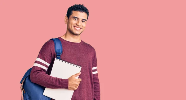 Hispanisch Gut Aussehender Junger Mann Mit Studentenrucksack Und Notizbuch Sieht — Stockfoto