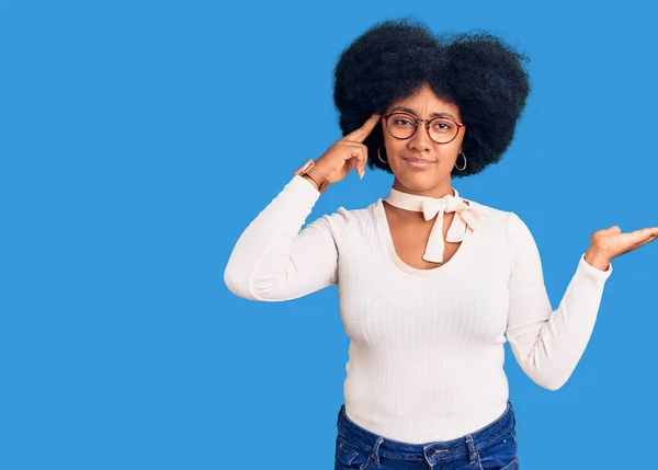 Jovem Afro Americana Vestindo Roupas Casuais Óculos Confusos Irritados Com — Fotografia de Stock