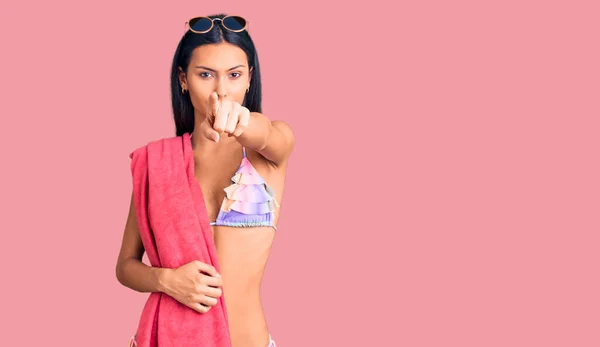 Fiatal Szép Latin Lány Visel Bikini Napszemüveg Mutató Ujjal Kamera — Stock Fotó
