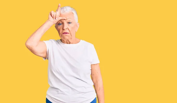 Senior Hermosa Mujer Con Ojos Azules Pelo Gris Con Camiseta —  Fotos de Stock