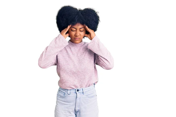 Jovem Afro Americana Vestindo Roupas Casuais Com Mão Cabeça Para — Fotografia de Stock