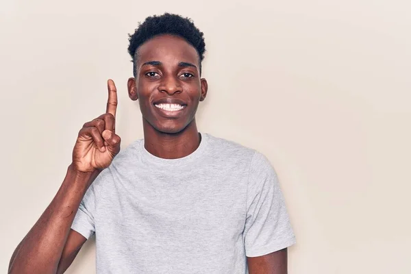 Jovem Afro Americano Vestindo Roupas Casuais Mostrando Apontando Para Cima — Fotografia de Stock