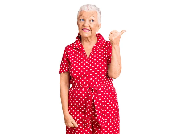 Senior Bella Donna Con Gli Occhi Azzurri Capelli Grigi Indossa — Foto Stock