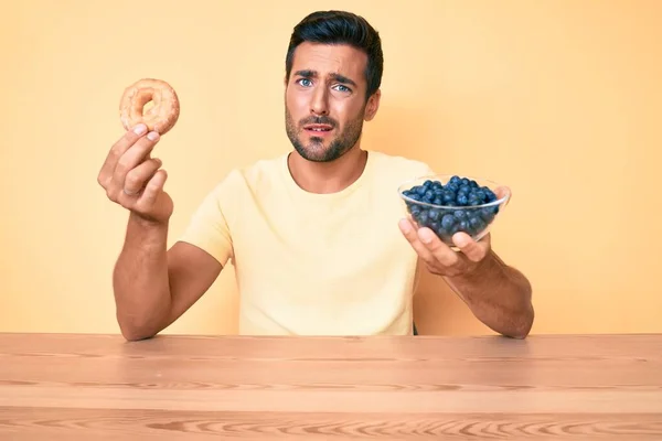 Νεαρός Ισπανός Τρώει Πρωινό Κρατώντας Ντόνατ Και Βατόμουρα Χωρίς Ιδέα — Φωτογραφία Αρχείου