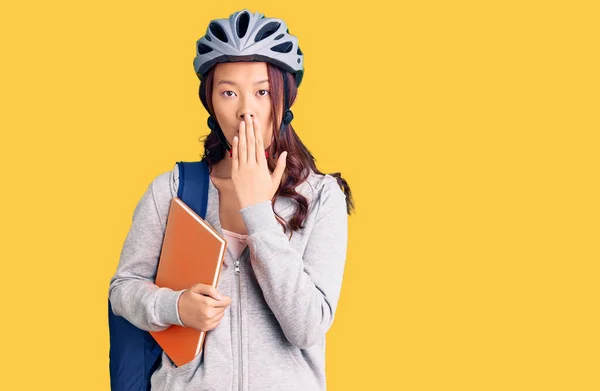 Menina Chinesa Bonita Nova Vestindo Mochila Estudante Capacete Bicicleta Segurando — Fotografia de Stock