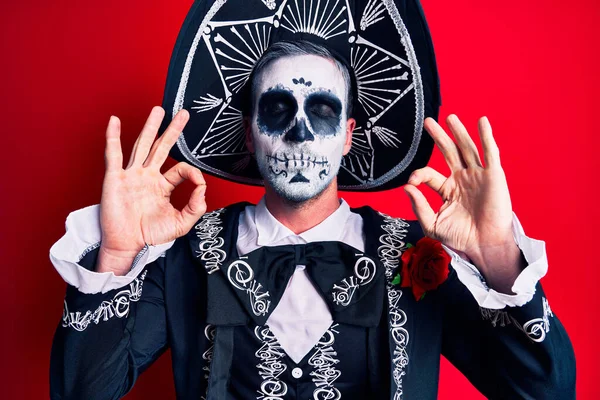 Jeune Homme Portant Jour Mexicain Costume Mort Sur Rouge Détendre — Photo