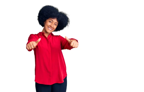 Giovane Ragazza Afroamericana Indossa Abiti Casual Approvazione Facendo Gesto Positivo — Foto Stock