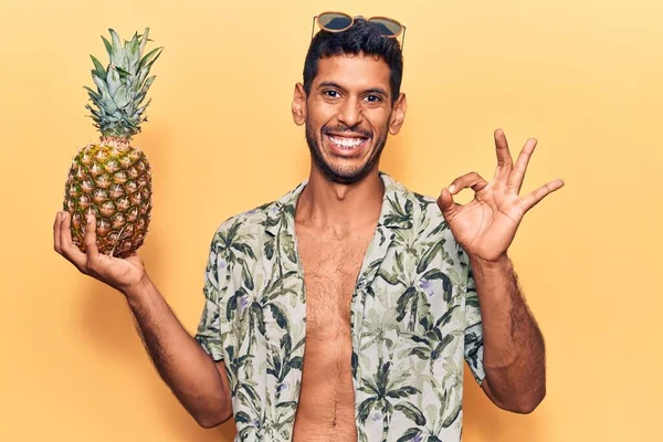 Mladý Latinský Muž Letní Košili Drží Ananas Dělá Znamení Prsty — Stock fotografie