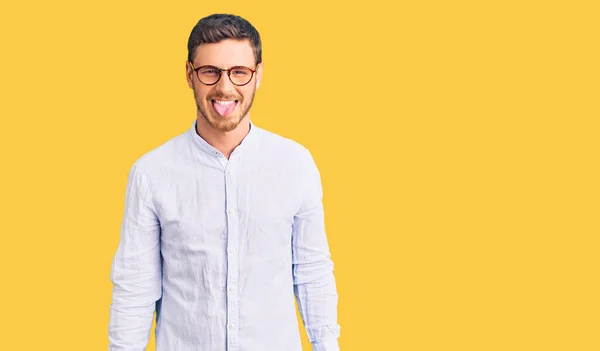 Jovem Bonito Com Urso Vestindo Camisa Negócios Elegante Óculos Furando — Fotografia de Stock