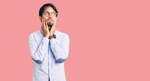 Hombre Hispano Guapo Usando Camisa Negocios Gafas Manos Cansadas Cubriendo —  Fotos de Stock