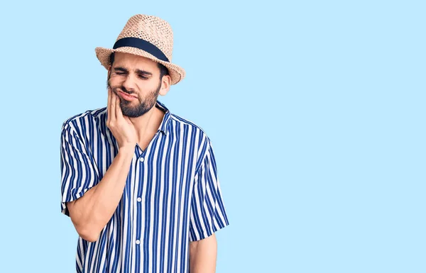 Jonge Knappe Man Met Baard Met Zomerhoed Gestreept Shirt Die — Stockfoto